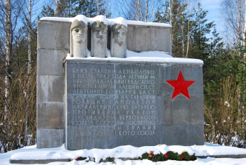 Памятник лётчикам С.М.Алёшину, Н.А.Боброву и В.А.Гончаруку. Станция Лемболово. Фотограф One half 3544