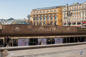 Вход в торговый центр `Охотный ряд` со стороны отеля `Четыре сезона`. Фотограф Марина Роз.