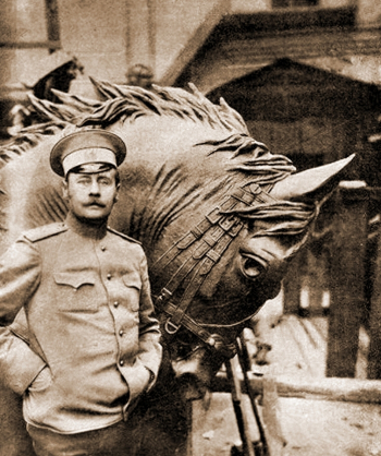 Самонов Пётр Александрович в 1912 году на фоне памятника Скобелеву. Неизвестный фотограф.