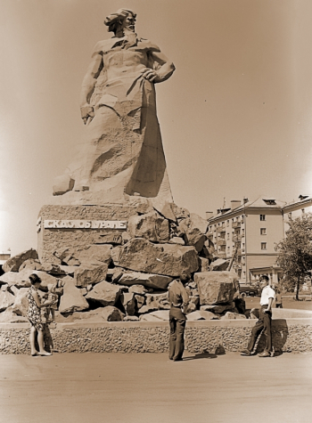 Памятник `Сказ об Урале` в Челябинске. 1968 год. Фотограф Клипиницер Борис Михайлович. Государственный исторический музей Южного Урала.