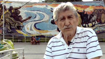 Лорхио Вака (Lorgio Vaca) на фоне фрески в парке Ареналь. 2015. Неизвестный фотограф.