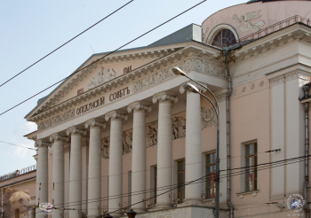 Портик московского Опекунского совета. Фотограф Марина Роз.