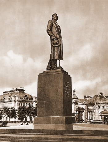 Памятник Горькому на площади Белорусского вокзал в 1955 году. Неизвестный фотограф.