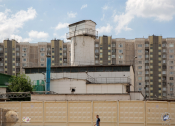 Большая Серпуховская улица, дом 20. Вид от станции метро Серпуховская. Фотограф Марина Роз.