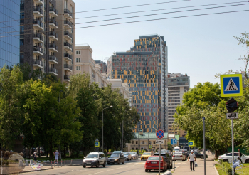 Цветной ЖК `Sky House`. Вид с Люсиновской улицы через 3-й Люсиновский переулок. Фотограф Марина Роз.