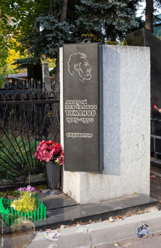 Даниловский некрополь. Памятник на могиле скульптора А.Н.Туманова. Фотограф Марина Роз.