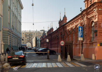 Георгиевский переулок, вид с Большой Дмитровки. Справа Новый Манеж. Фотограф Марина Роз.