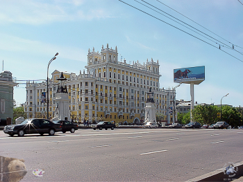 Тверской путепровод. За ним жилой дом Управления пароходства канала Москва-Волга (Ленинградский проспект, 1). Фотограф Марина Роз.