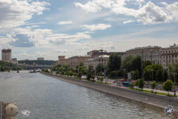 Фрунзенская набережная. Вид с Адреевского (Пушкинского) пешеходного моста. Фотограф Марина Роз.