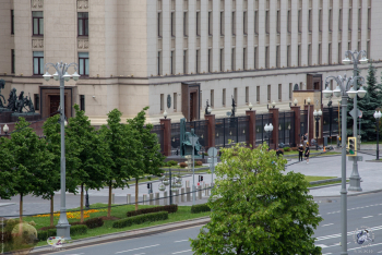 Вид на памятник А.М.Василевскому с Андреевского пешеходного моста. Фотограф Марина Роз.