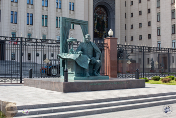 Вид в три четверти на монумент А.М.Василевскому. Фотограф Марина Роз.