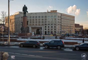 Калужская площадь. Станция метро `Октябрьская` и памятник В.И.Ленину. Вид с пешеходного моста над Октябрьским тоннелем.