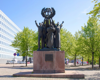 Мир во всём мире - бронзовый памятник в Хельсинки работы скульптора Кирюхина Олега Сергеевича.