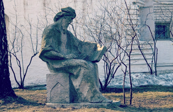 Памятник иконописцу Андрею Рублёву на территории Новоспасского монастыря. Фото - Хор Новоспасского монастыря.