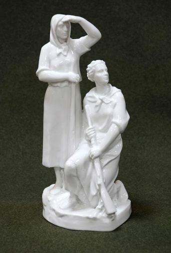 Данько Наталья Яковлевна. На страже - женский дозор. Фарфор. 1938. Новосибирский государственный художественный музей.