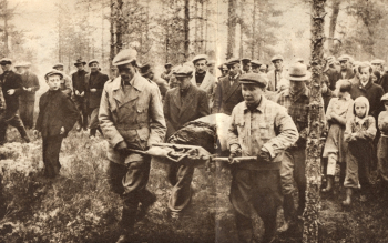Вынос тела убитой Саари. Неизвестный фотограф.