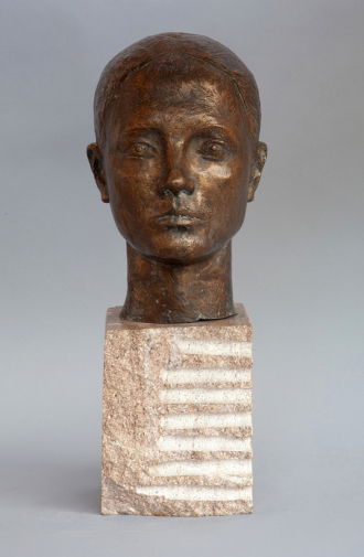 Орехов Юрий Юрьевич. Портрет Гали Шалевич. Бронза, камень. 47х19х22,5. 1975. Красноярский художественный музей имени В.И.Сурикова.