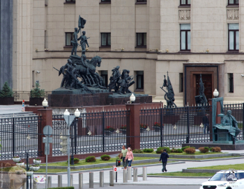 Скульптурная композиция у Минобороны России. Фотограф Марина Роз.