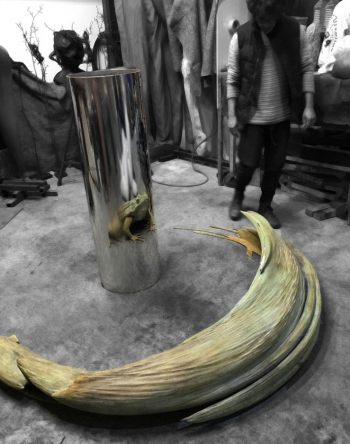 Джонти Гурвиц. Вытянутая жаба. Гипс, акрил, титан. 2010-е. Местонахождение скульптуры неизвестно.