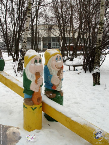 Качели Гномы деревянные детские. Фотограф Марина Роз. 11.01.2004.