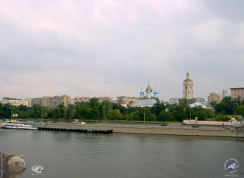 Краснохолмская набережная, причал Новоспасский мост и Новоспасский монастырь. Фотограф Марина Роз.