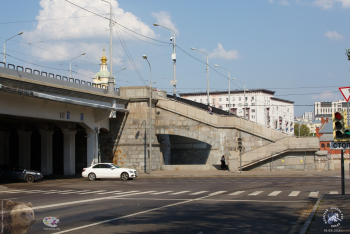 Лестничный сход с Новоспасского моста на Дербеневскую набережную, построенный в 1937 году. Фотограф Марина Роз.