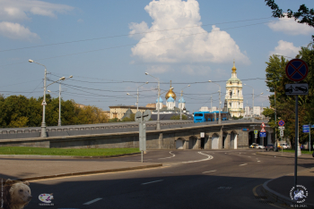 Начало Ново-Спасского моста. Вид с улицы Кожевнический вражек. Фотограф Марина Роз.