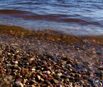 Гадание камушками на волжской воде. Фотограф Марина Роз.