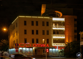 Оптика - салон необычных оправ ночью. Фотограф Марина Роз.
