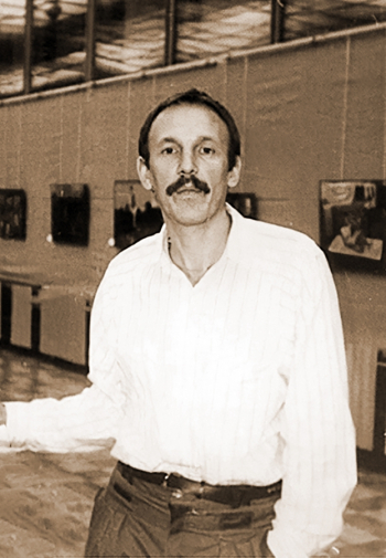 Колотев Василий Иванович на выставке в ЦДХ в 1992 году. Неизвестный фотограф. kolotevart.com