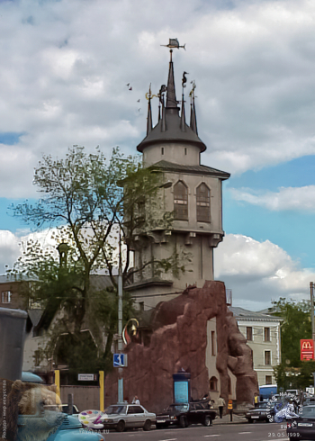 Хохловкин Пётр Викторович. Флюгеры Московского зоопарка. Металл. 1997. Шпиль входа в Московский зоопарк.