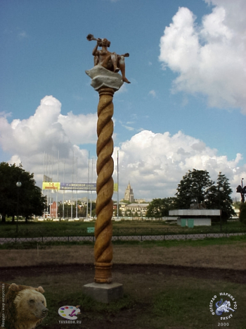 Корнеев Виктор Иванович. Ангел. Дерево, камень. Парк скульптур `Музеон`. 2000.