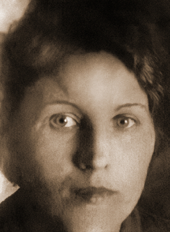Неизвестный фотограф. Кулагина-Клуцис Валентина Никифоровна. 11,5х8,7. 1930-е. Государственный музей В.В.Маяковского.