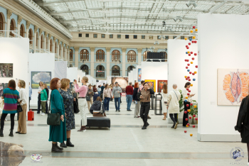 Посетители ярмарки Art Russia 2023