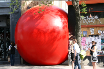 Курт Першке (Kurt Perschke). КрасныйМяч в Лондоне. 2009. Фото - Роберт Скарт.