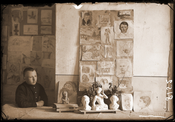 Скульптор Абалаков Евгений Михайлович и его работы. Фотография 8,2х11,8. 1920-е. Фотограф Балуев Иван Иванович. Красноярский краевой краеведческий музей.