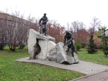 Абалаков Евгений Михайлович. Альпинисты. Бронза, гранит. 20 век. Москва, спорткомплект Лужники. Фото - Alvgor, 2012.