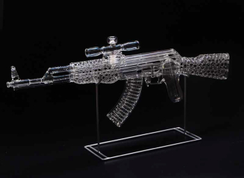 Роберт Микельсон. АК-47 (Автомат Калашникова из стекла). Стекло. 2011. Частное собрание.