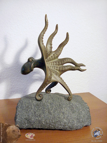 Шерифзянов Рамиль Минназимович. Осьминог. Бронза, камень. 1997. Частное собрание.