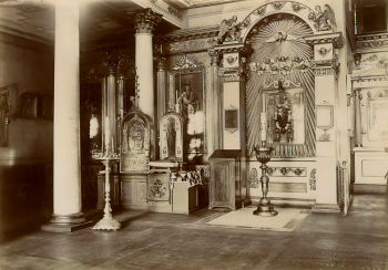 Афонские святыни в левой части Духовской церкви. 1894. Фотограф Машуков Владимир Дмитриевич. Российская национальная библиотека.