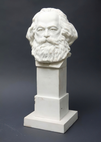 Кузнецов Василий Васильевич. Карл Маркс. Бисквит. 38,3х13х13. 1919. Музей-усадьба Кусково.