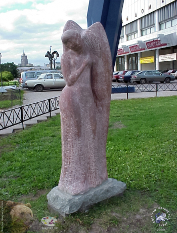 Карелиц Ольга Александровна. Ангел. Граит. Пушкинская площадь. Сад скульптур `Музеон` в Москве. 1999.