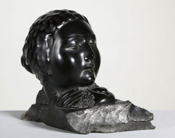 Булаковский Сергей Фёдорович. Девушка с голубем. Агат. 34х32х35. 1935. Пермская государственная художественная галерея.