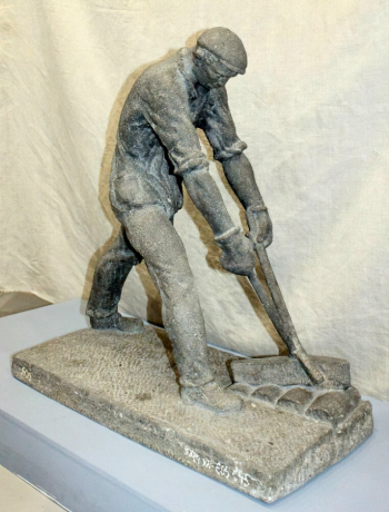 Булаковский Сергей Фёдорович. Рабочий-металлист. Камень. 76х72х36. 1920-е. Костромской государственный историко-архитектурный и художественный музей-заповедник.
