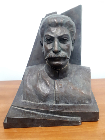 Вайнер Лазарь Яковлевич. И.В.Сталин. Гипс тонированный. 51х42х38. До 1933 года. Государственный центральный музей современной истории России.