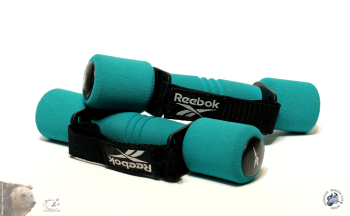 Гантели Рибок (Reebok) с фиксирующими ремешками на руку. Фотограф Марина Роз.