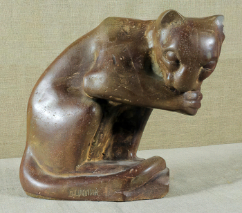 Цаплин Дмитрий Филиппович. Кошка. Камень искусственный. 30х30х13. 20 век. Костромской государственный историко-архитектурный и художественный музей-заповедник.