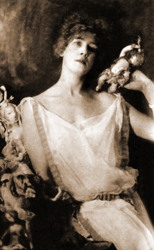 Глебова-Судейкина Ольга Афанасьевна с авторской куклой. 1922. Государственный литературно-мемориальный музей Анны Ахматовой в Фонтанном Доме. Фотограф Наппельбаум Моисей Семёнович