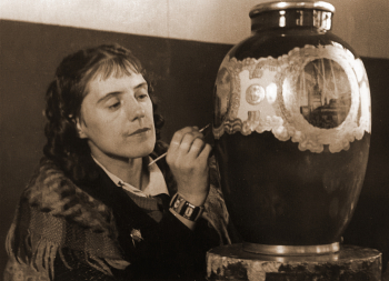 Яцкевич Анна Адамовна за росписью вазы `Взятие Берлина`. 1946. Центральный музей Великой Отечественной войны 1941-1945 гг. Неизвестный фотограф.