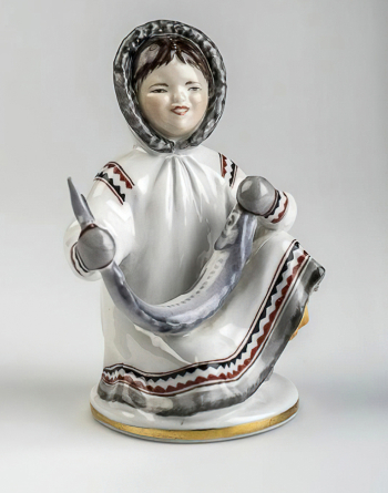 Велехова Софья Борисовна (модель), Фурдыгайло Людмила Ивановна (роспись). Девочка-якутка с рыбой. Фарфор, роспись надглазурная, позолота. 14,3х10,5х9,8. 1953. Рязанский государственный областной художественный музей имени И.П.Пожалостина.